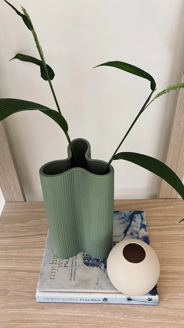 MARMOSET FOUND Ribbed Petal Vase L - Leaf