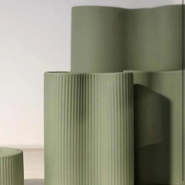 MARMOSET FOUND Ribbed Infinity Vase M - Leaf